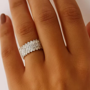 Bague audacieuse en forme de baguette en zigzag, aspect diamant, argentée, sertie de pierres, style luxueux et imposant - Product Image 1