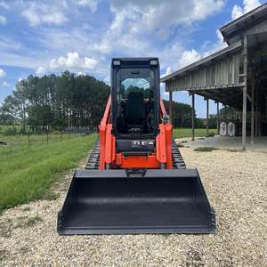 Chargeuse compacte Kubota SVL75-2 de 74 CV avec godet HD de 68 pouces et lame de coupe à boulons, disponible à la vente - Product Image 2