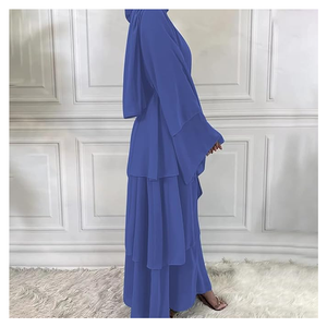 Abaya en crêpe doux pour femme avec une silhouette de manteau moderne et des boutons-pression sur le devant-Une option polyvalente et légère pour les soirées de printemps - Product Image 4