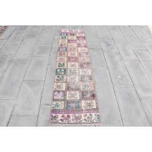 Alfombra Vintage Estilo Runner de 1.7x7 pies (53x213 cm), Alfombra Turca con Diseño de Cuadros Rosados - Product Image 1