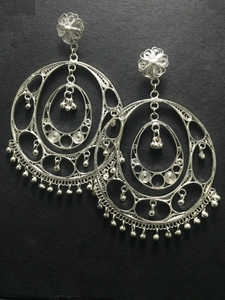 ต่างหูสตั๊ดแบบดั้งเดิมที่แกว่งไปมาได้เกรดสูงส่งตรงจากผู้จัดจำหน่ายอินเดียที่มีความเงางามระยิบระยับ - Product Image 3