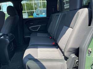 Nissan Titan SV 2024 Verde, Cabina Doble, Tracción en las Cuatro Ruedas, Automático, R18 (Usado en Excelentes Condiciones), Volante a la Izquierda, Paquete de Navegación y Remolque - Product Image 6