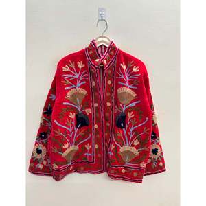 Veste en velours réversible Anaar Bloom, rouge cramoisi avec motifs floraux sauge et sable, manteaux automne-hiver, style universitaire, broderie Suzani - Product Image 1