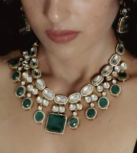 Collier ras du cou émeraude verte royale et Polki Kundan en finition plaquée or Design de bijoux de déclaration de mariée traditionnelle - Product Image 2