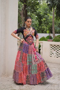 Magnifique imprimé en coton avec broderie Gamthi Lehenga Choli Indian Expoert et approvisionnement au taux le plus bas - Product Image 3