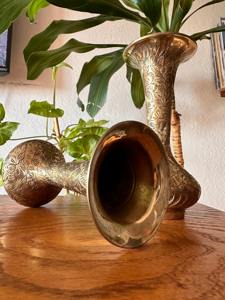 Vase long et fin de luxe gravé, finition dorée, parfait pour la décoration de table, le salon et les cadeaux, en provenance d'Inde - Product Image 2