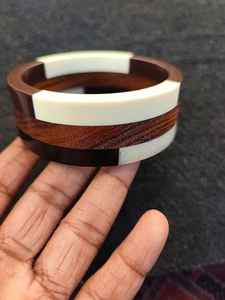 Pulseras con cuentas de resina de madera Charm Wristwear Collection para bodas y fiestas de perlas Regalo - Product Image 2