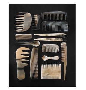 Peigne en corne naturelle personnalisé indien pour la coiffure fait à la main de bonne qualité pour un salon à domicile Design de marque - Product Image 4