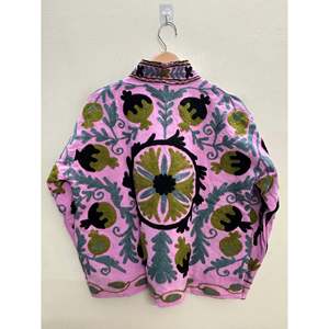 Veste en coton Suzani rose orchidée Bagh-e-Anar brodée à la main avec des motifs olive et ardoise, idéale pour la saison printanière - Product Image 1