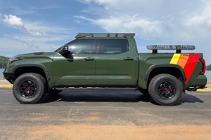 Toyota Tundra TRD Pro 2023 Usada en Buen Estado, Envoltura Exterior Verde, Kit de Elevación de 3 Pulgadas, Híbrido Twin-Turbo de 437 hp - Product Image 3