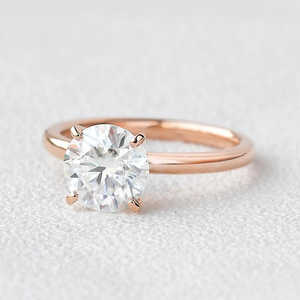 Anillo de Compromiso de Plata 925 con Moissanita de Corte Redondo Elegante, Alternativa Duradera al Diamante - Product Image 5