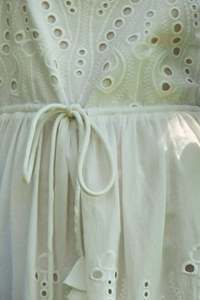 Robe d'été en coton biologique à oeillet blanc écologique Ourlet festonné Taille élastique Lavable Robes bohèmes décontractées Fabriquées en Inde pour - Product Image 2