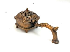 Brûleur d'encens élégant de style vintage en métal doré à long manche, parfait pour la décoration de la maison, la méditation et l'usage spirituel, en provenance d'Inde - Product Image 5