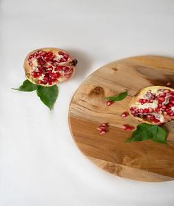 Vente en gros Grande planche à découper en bois d'acacia ronde écologique et sûre pour la cuisine avec poignée - Product Image 4