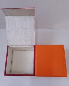 BOÎTE MAGNÉTIQUE CARRÉE EN CUIR VÉRITABLE AVEC DOUBLURE EN SOIE - Product Image 5