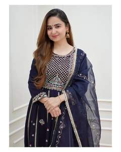 Robe Anarkali en rayonne lourde de dernière génération avec broderie et sequins Fab Zone Vêtements indiens et pakistanais - Product Image 5