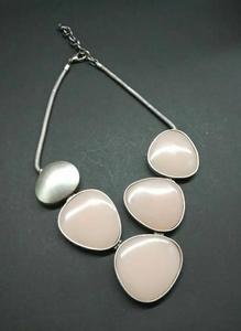 Collier de Bohème en Métal avec Cordon en Cuir Fait à la Main Collier avec Pendentif Mode Féminine Chaîne Pièce de Cou pour Cadeau de Mariage Fait à la Main - Product Image 5