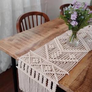 Nappe en macramé Boho faite à la main en coton pour la décoration de la maison, idée de cadeau de pendaison de crémaillère - Product Image 1