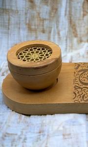 Ensemble de brûleur à encens Bakhoor en bois artisanal exquis avec un design en treillis complexe et un plateau pour l'utilisation du Ramadan - Product Image 4