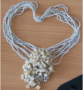 Collier de perles de coquillage BIJOUX DE COQUILLAGE Collier de coquillages perle de motif blanc - Product Image 1
