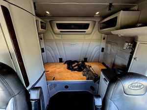 Camión Semirremolque Sleeper de Alto Rendimiento 2022 567 de Tres Ejes - Dormitorio de Techo Medio de 80 Pulgadas, 565HP, Automático de 18 Velocidades, Listo para Envío Mundial - Product Image 3