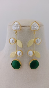 Ensemble de boucles d'oreilles contemporaines Kundan Leaf Drop Produit en vrac au toucher unique et artistique Design personnalisé pour femmes et filles - Product Image 3