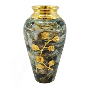 Jarrón de flores de color gris azulado de diseño elegante con borde chapado en oro y diseño de hojas para decoración de interiores - Product Image 1