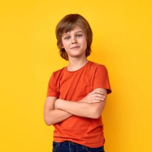 T-shirts faits à la main de garçons de coton uni de nouveau design pour l'utilisation de cadeaux disponibles en multicolore et tailles pour l'exportation - Product Image 1