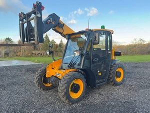 Chargeuse télescopique haute puissance JCB 514-40 4x4 avec fourche de levage pour la manutention de matériaux de construction - Product Image 1