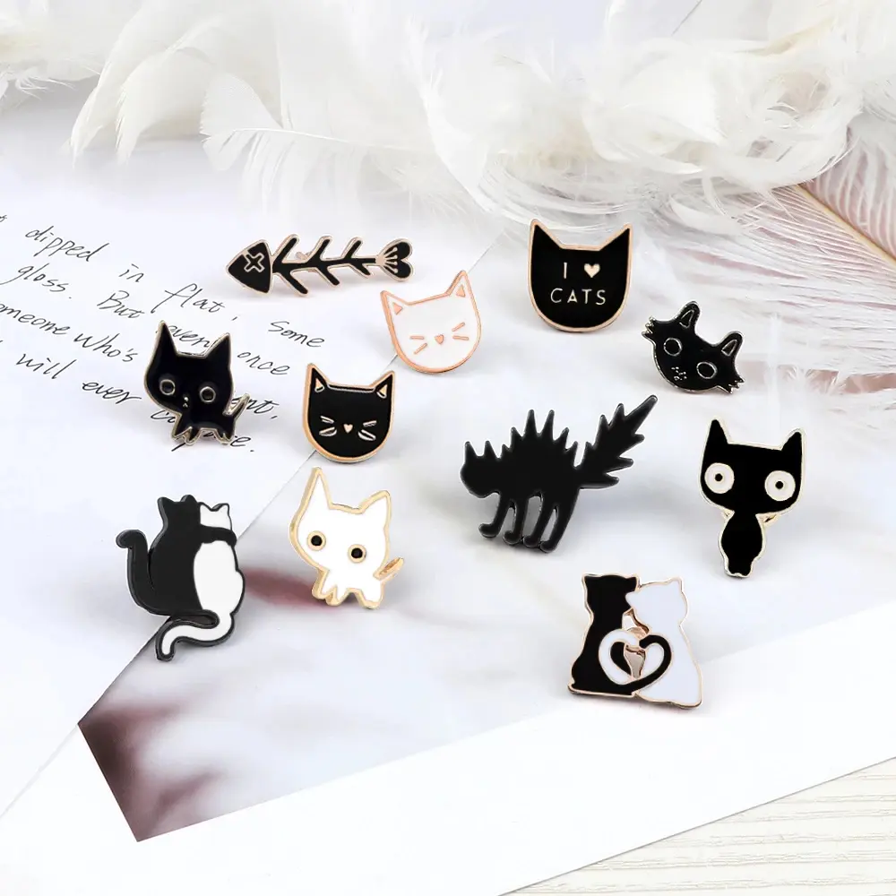 Broche de esmalte para gato, desenhos animados, criativo, branco, preto, de lapela, broches engraçados com gatinho