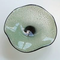 Plateau en verre soufflé artisanal Bixuan vert menthe avec des pois dorés, bord noir, bord ondulé, plateau à fruits sur pied, décoration de centre de table