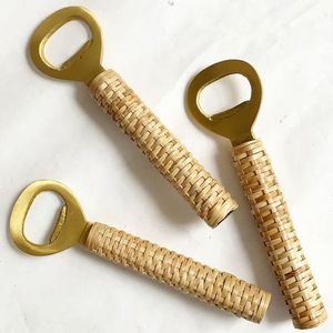 Abrebotellas de Metal Triangular de tono de Color personalizado de alta calidad Impresionante regalo personalizado para los amantes de la barra - Product Image 2