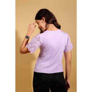 เสื้อยืดคอกลมทรงโอเวอร์ไซส์ ดีไซน์หรูหรา ผ้าเนื้อนุ่ม สวมใส่สบายและมีสไตล์ เหมาะสำหรับใส่ในชีวิตประจำวัน - Product Image 3