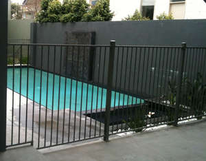 Barrière en acier personnalisable avec finition résistante à la corrosion pour les installations gouvernementales - Product Image 5