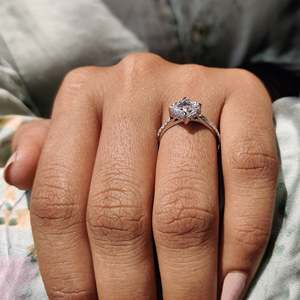 Anillo de Compromiso con Corte Asscher y Diseño de Halo Oculto, Elegantes Anillos de Diamantes para Futura Novia - Product Image 5