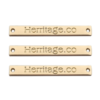 2023 Logo de plaque en métal gravé personnalisé à 2 trous, étiquettes en métal d'étiquette de vêtement de marque en alliage de zinc à coudre avec Logo personnalisé pour vêtements