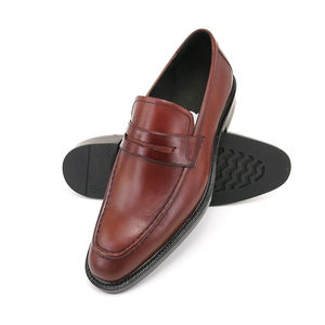 Zapatos de cuero marrón para hombre que ofrecen materiales de primera calidad y un diseño robusto, diseñados para una elegancia formal y comodidad. - Product Image 1