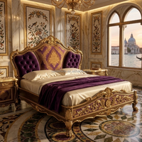 Canapé classique européen en velours violet avec structure en bois sculpté et détails dorés pour les intérieurs de villas de luxe