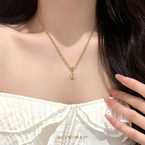 จี้ตัวอักษร CZ Pavé |   จี้ตัวอักษรประดับเพชรซิร์คอน ชุบทอง 18K PVD บนสแตนเลสสตีล |   กันน้ำและไม่หมองคล้ำ - Product Image 3