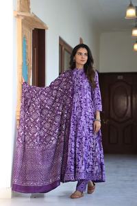 Conjunto Anarkali Tradicional de Algodón Estampado a Mano, Top hasta la Rodilla, Pallu y Dupatta a Juego, Comodidad para Fiestas y Festividades de Diwali - Product Image 5