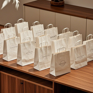 Bolsa de Regalo de Papel Kraft de Lujo Personalizada para Ropa, MOQ Bajo, con Logotipo de Marca Privada para Promoción en Supermercados - Product Image 1