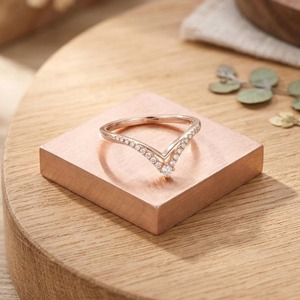 Bague en or massif 14 carats avec diamant de laboratoire ronds taillés en V, 0,118 ct E-F VS, cadeau de mariage ou d'anniversaire - Product Image 4