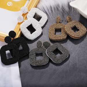 Boucles d'oreilles en perles brodées de fil vibrant - Product Image 3