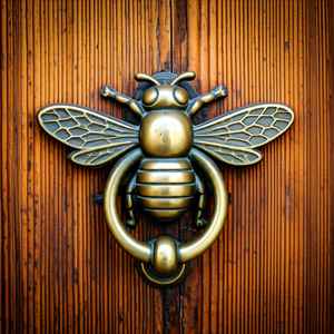 Elegante aldaba de puerta de abeja de miel de latón Diseño único de ganchos y rieles de decoración para el hogar - Product Image 2