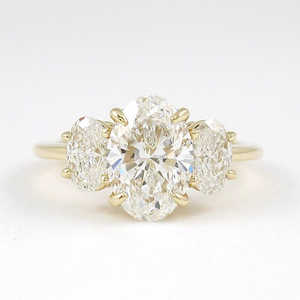 Anillo de Compromiso de Plata de Ley 925 con Tres Piedras de Moissanita de Corte Brillante Redondo, Estilo Vintage, Engaste de Puntas, Joyería Duradera para Mujer - Product Image 1