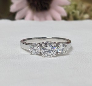 แหวนหมั้นเพชรโมอิสซาไนต์ 3 เม็ด ชุบทองคำแท้ 14K สำหรับผู้หญิง เครื่องประดับชั้นดี - Product Image 4