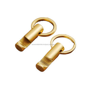 Porte-clés ouvre-bouteille de bière en laiton au design moderne avec finition or parfait pour les bars hôtels et ouvre-bouteille à usage quotidien - Product Image 1