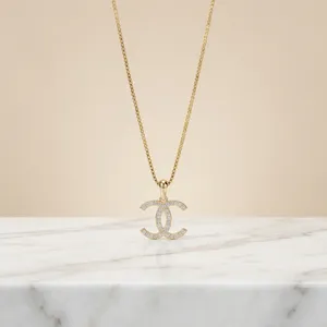 Pendentif en or jaune 18 carats, forme de marque, serti de pierres rondes taille brillant, bijou classique, cadeau pour elle, pour femme, à porter au quotidien - Product Image 1