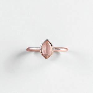 2025 tendencia nueva llegada 925 plata esterlina Marquesa anillo de cuarzo rosa banda recta suave, joyería a granel al por mayor para mujeres - Product Image 1