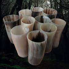 Vaso de chupito de cuerno de búfalo con detalles artesanales hechos a mano, vaso de chupito de cuerno con curvas naturales y aspecto auténtico a bajo precio - Product Image 4